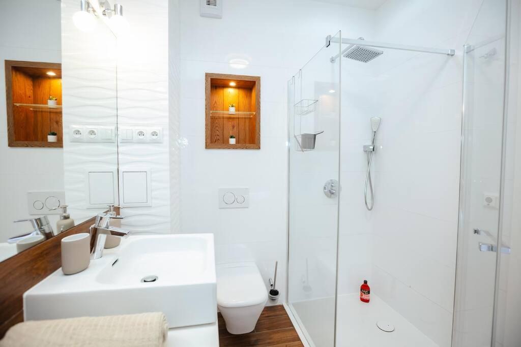 Modern, Spacious With Garage And Balcony Apartment Warschau