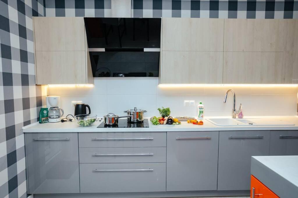 Modern, Spacious With Garage And Balcony Apartment Warschau