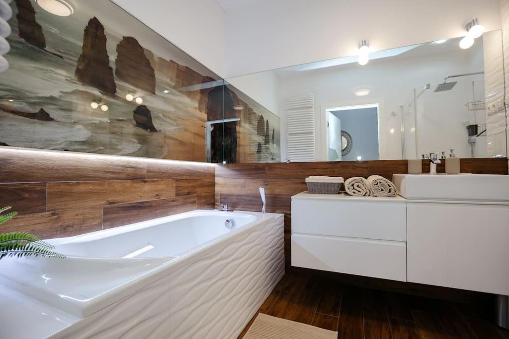 Modern, Spacious With Garage And Balcony Apartment