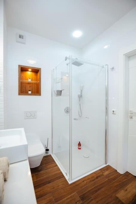 Modern, Spacious With Garage And Balcony Apartment *