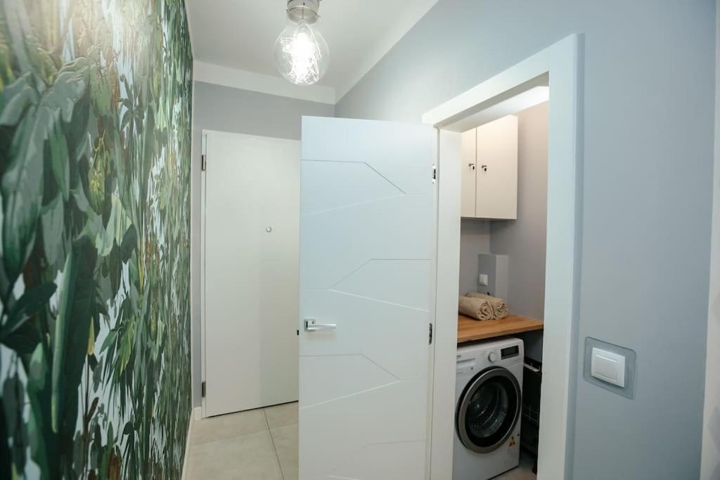 Leilighet Modern, Spacious With Garage And Balcony