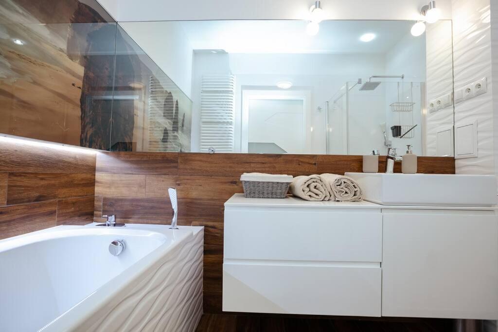 Apartment Modern, Spacious With Garage And Balcony Warschau