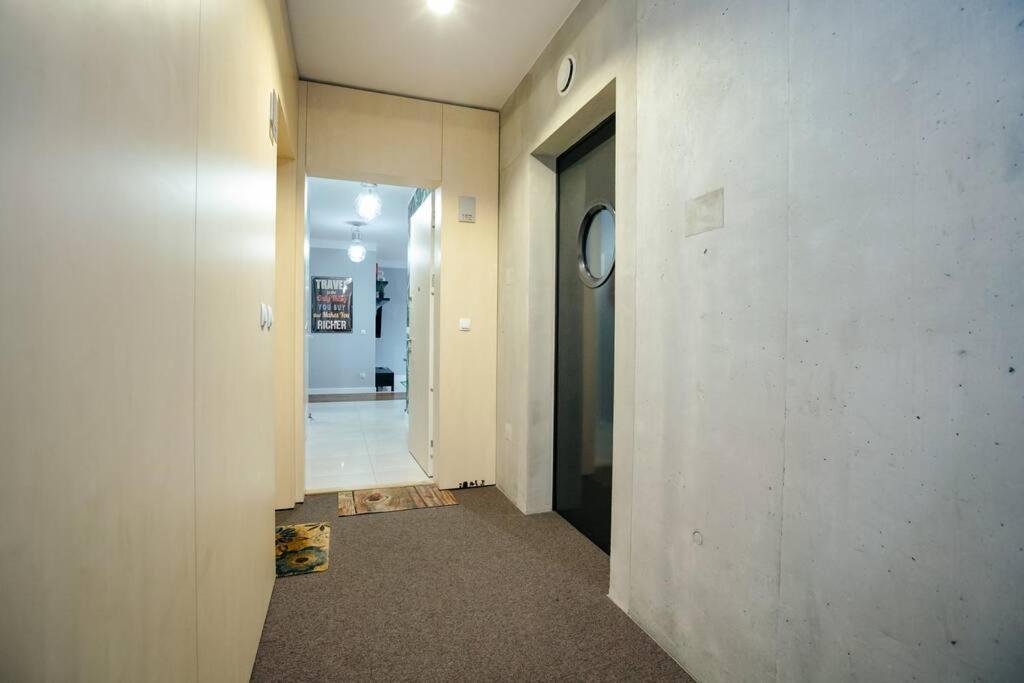 Modern, Spacious With Garage And Balcony Warschau